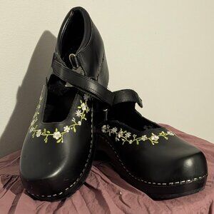 Embroidered Floral Black Clog Mary Jane Shoes | Size 11 (EU 42) | Wooden Heel